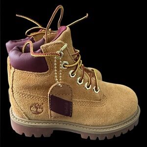 Never worn.  
Timberland Kids Tan Boots size 10